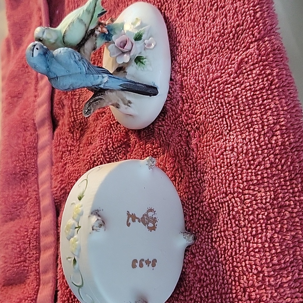 LEFTON Trinket Box With Parrots On Top. Vintage - Picture 6 of 6